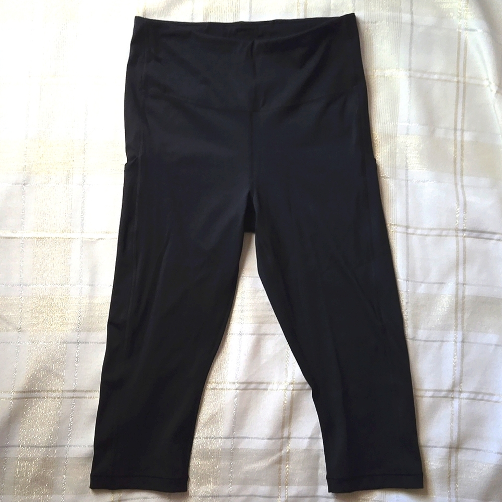 Athleta High Rise Chaturanga Capri Solid Black - Picture 4 of 13